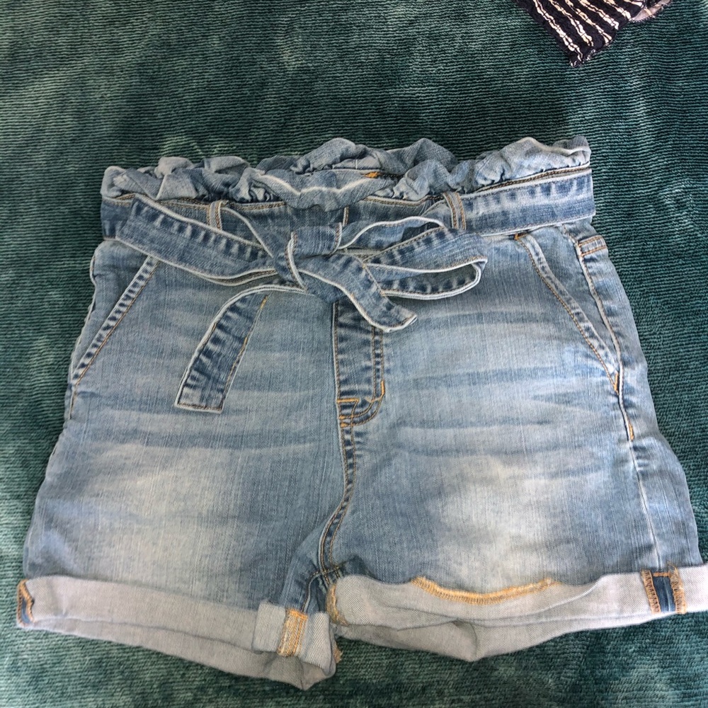 High waisted shorts with bow in front